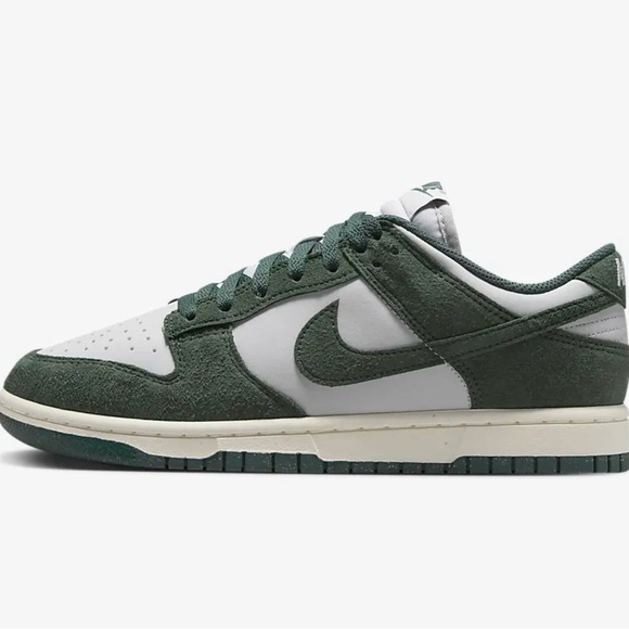NWT Women’s Nike Dunk Low Green and White Sneakers - Picture 13 of 14